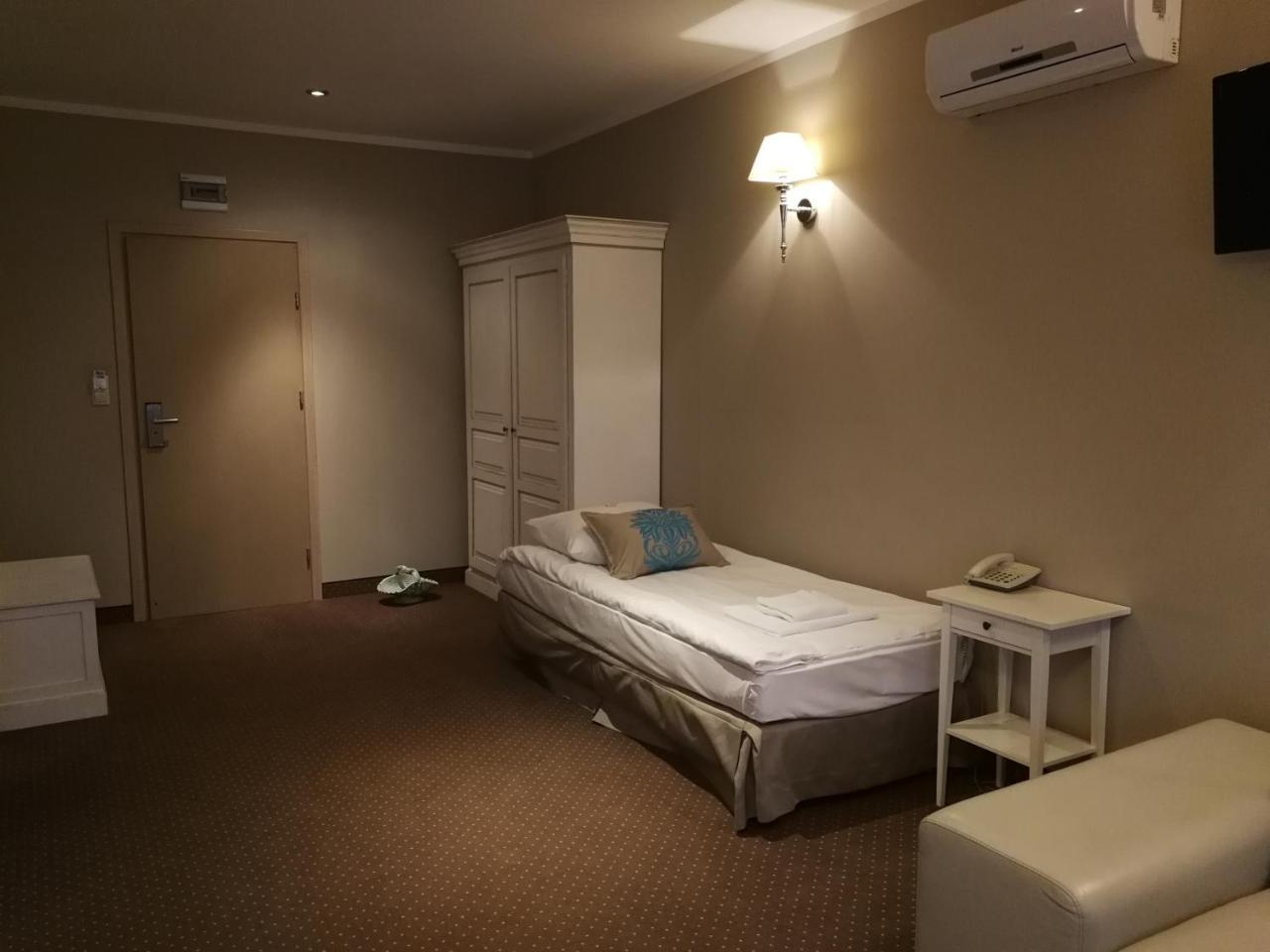 Riviera Resort Airport Modlin Olszewnica Nowa Экстерьер фото